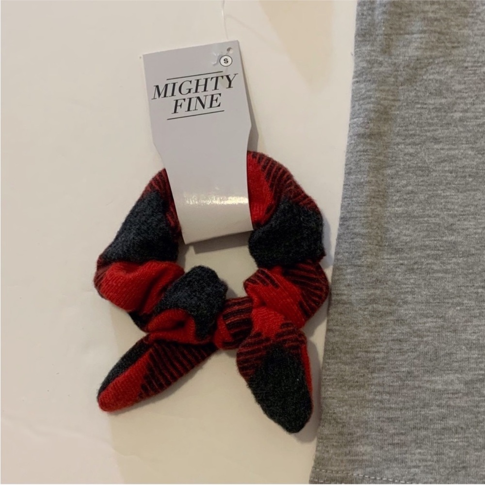 FRIENDS Christmas Tee & Scrunchie - Picture 4 of 6